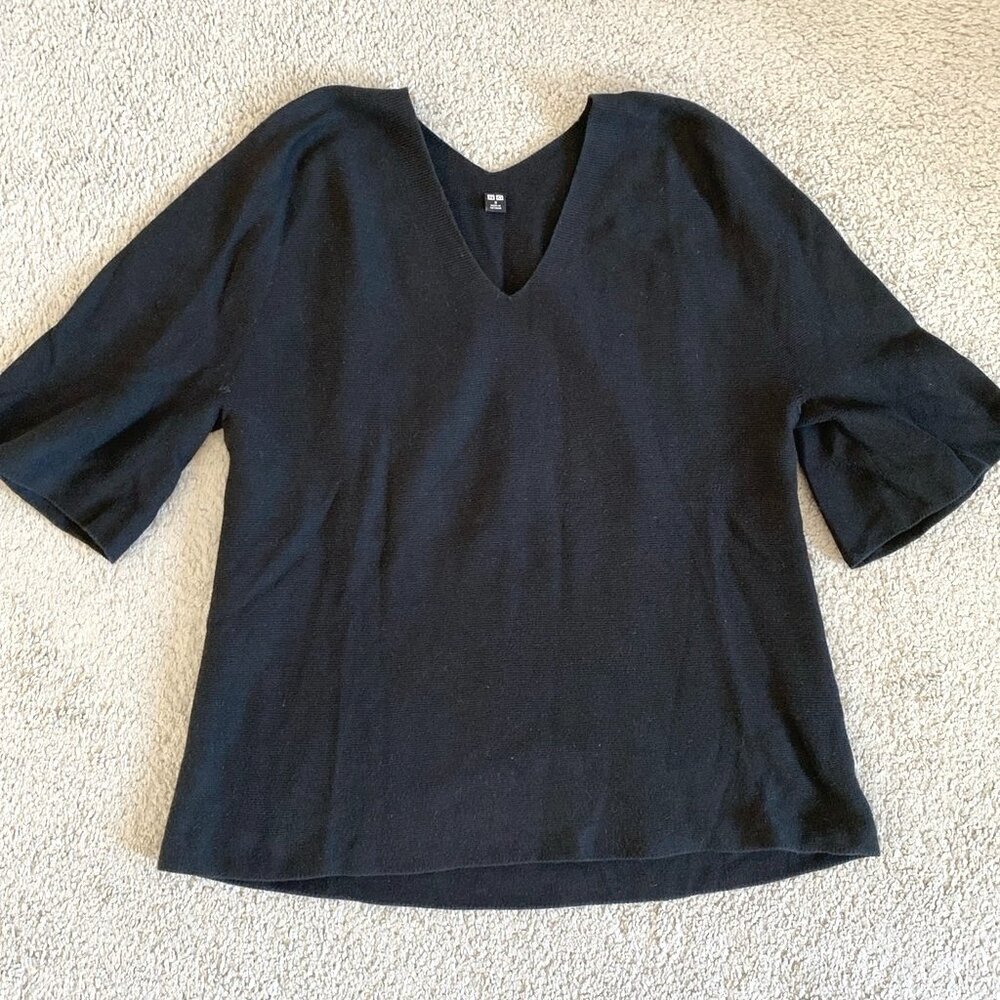 Uniqlo 3D knit vneck black short sleeve medium